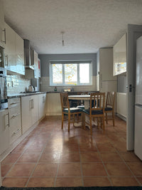 Modern and Clean - 3 Bed Maisonnette