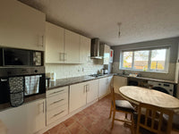 Modern and Clean - 3 Bed Maisonnette